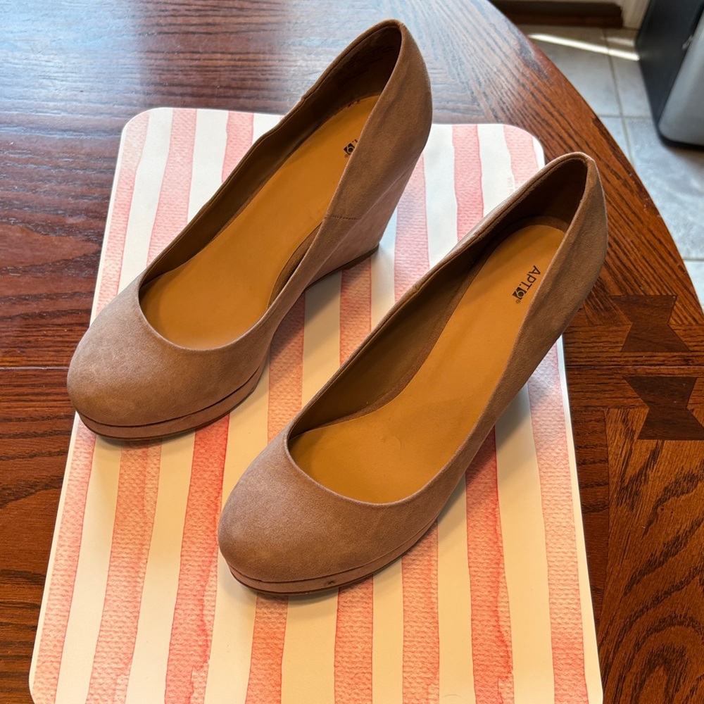 Apt. 9 Women's Tan Wedge Shoes